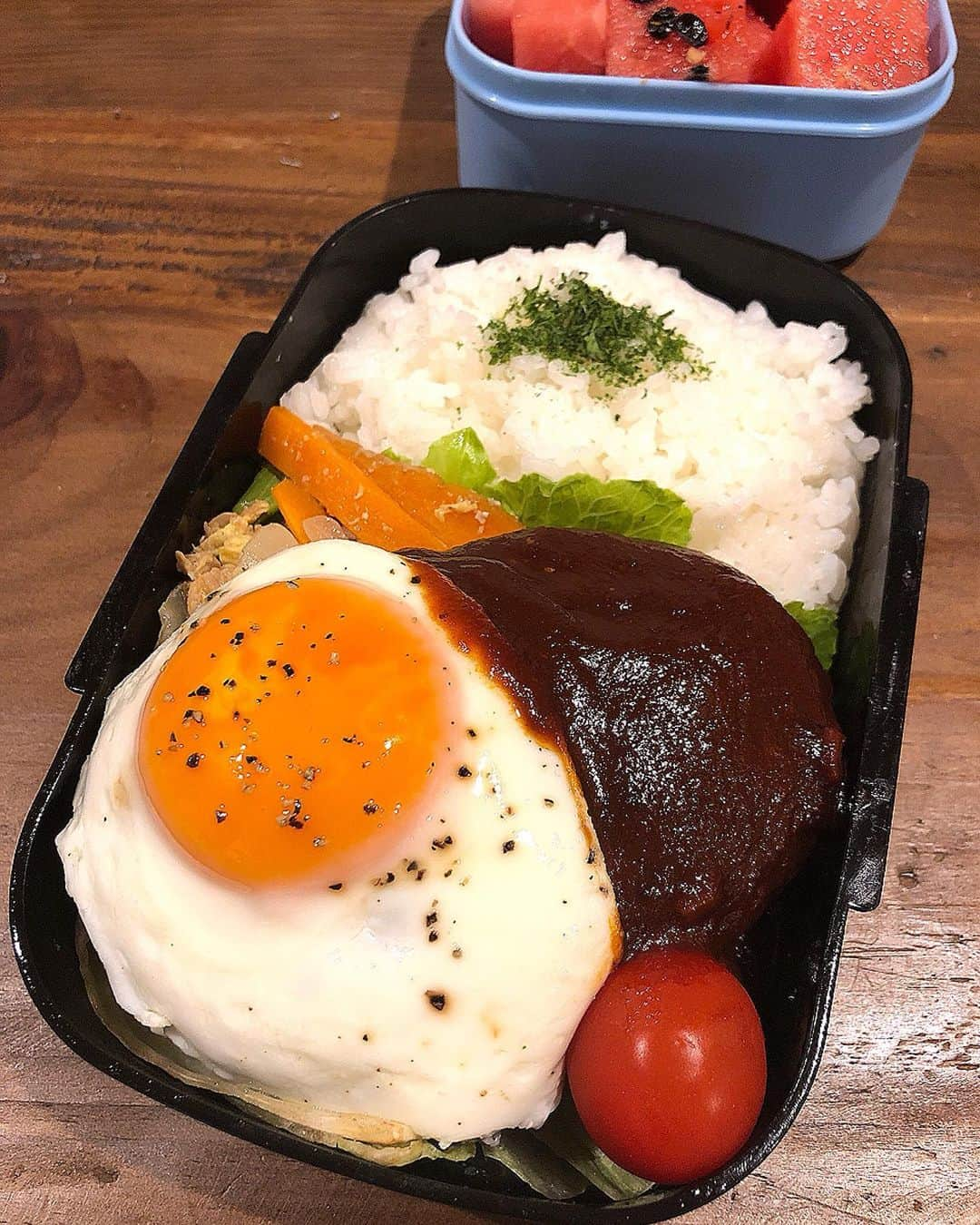 みきママさんのインスタグラム写真 - (みきママInstagram)「【残ったゴーヤチャンプルでロコモコ弁当！】. . . . おはようございます～！. . .  今日も受験生は勉強です！！ さ～、頭がよくなる弁当を作るぞ～！. .  頭が賢くなる栄養素はね、カルシウム、レシチン、ビタミンCです。 . . .  まず、昨日、ゴーヤチャンプルでまだ残っているので、刻んでチーズインハンバーグにしよう！！ . .  目玉焼きは、ぎりぎりまで蓋をして焼いて、白くなる直前で蓋を開けて、弱火でゆっくり火を通すと、黄身が黄色いまま中まで火が通ります！！ . . . . . . ●頭の回転をよくしてくれるカルシウムは、チーズ ●記憶力をアップさせてくれるレシチンは、卵と豆腐 ●カルシウムの吸収を助けてくれるビタミンCは、スイカとトマトで、集中もあげてくれるそうです。ゴーヤは1日たったからビタミンＣの効果は減っているでしょう。 . . . ❤️はる兄は、ビッグロコモコ弁当です！  明日から塾の合宿です。5日間の集中特訓だって。ひー。 . . . . ❤️れんちびはね、普通サイズのロコモコ弁当です。  れんちびはフルーツが大好物だからね、いっぱい入れといたよ。 . . . . . ❤️旦那は、底にレタスギッシリヘルシー弁当です！！ 旦那は日ごろから食べる量に気を遣ってこっそりダイエットしています。 .  すると、れんちび「いってきま～す！！」ってさ。. . . .  今日は早めに行って自習するって。 . . . .修学旅行で休んだ分、勉強してこ～い！！. . . #お弁当 #ロコモコ #ゴーヤハンバーグ #obent #rokomoko #hamburger #Remake #arrengement」8月7日 9時37分 - mikimama_official