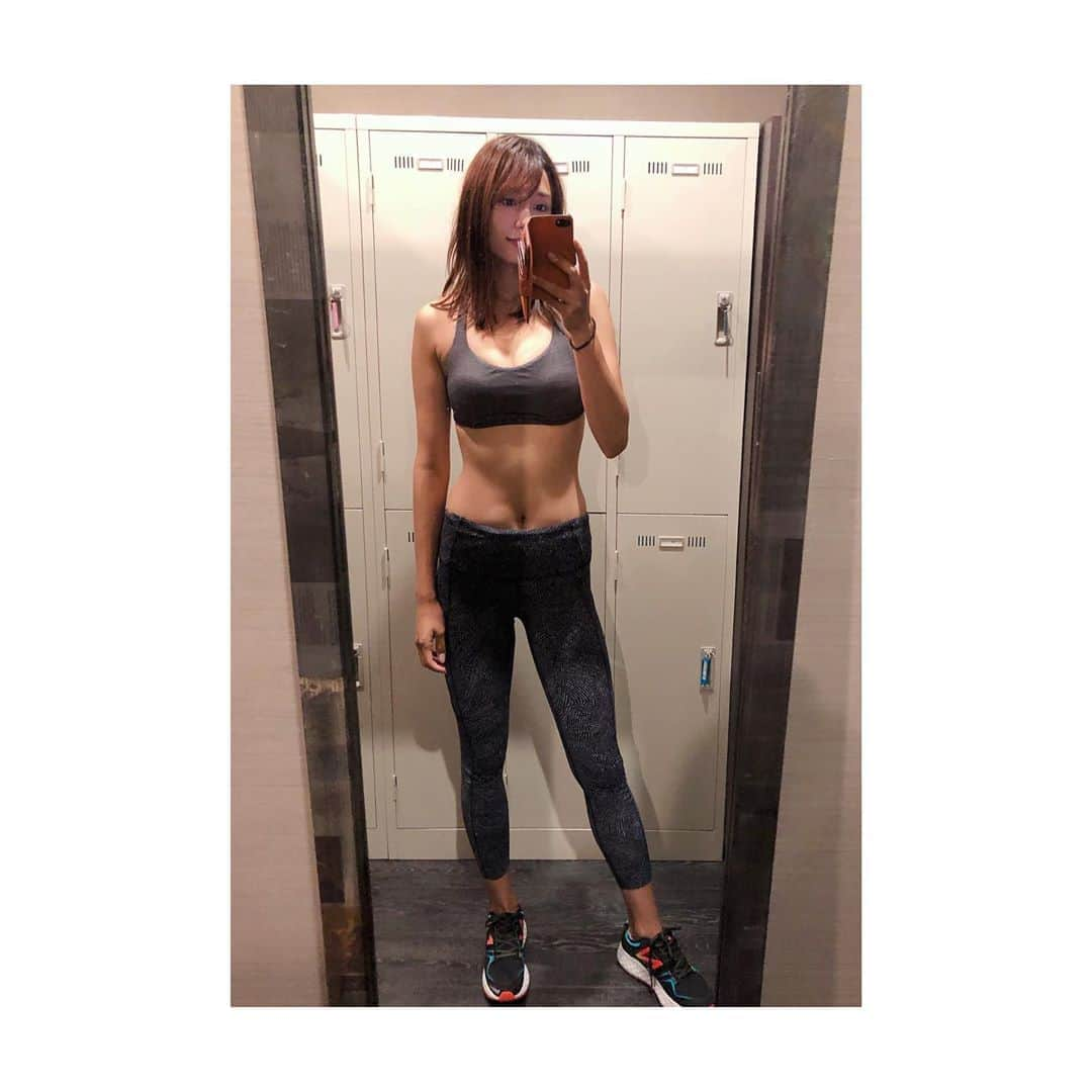 広瀬未花さんのインスタグラム写真 - (広瀬未花Instagram)「広尾にある @platinum___gym  にてパーソナルトレーニング♬ 久々に来たら、私の好きなマシーン も増えてて嬉しい♬ ・ 少しだけトレーニング出来てない日が続いちゃってたのですが、、、 昨日は 足とお腹を中心にメニューを組んで頂きました♬ ・ スクワットやランジでハムストリングとお尻などを集中的に。 マシーンで内腿の内転筋もしっかりやりました♬ ・ それから、腹筋。 これがかなりキツイ。。 正面、右、左をそれぞれ10回の計30回でフィニ〜ト☺︎ ・ 自己流でメニューを組むより、パーソナルだとプロのトレーナーさんが自分に合ったメニューで、理想の身体に近づくプログラムを組んでくれるので良いですね♬ 次回も頑張ろ☺︎ ・ wear/ @lululemonjp  shoes/ @new_balance_japan ・ #platinumgym  #gym #personaltraining #personal #fitness  #body #make #healthy #life」8月7日 9時48分 - micahirose