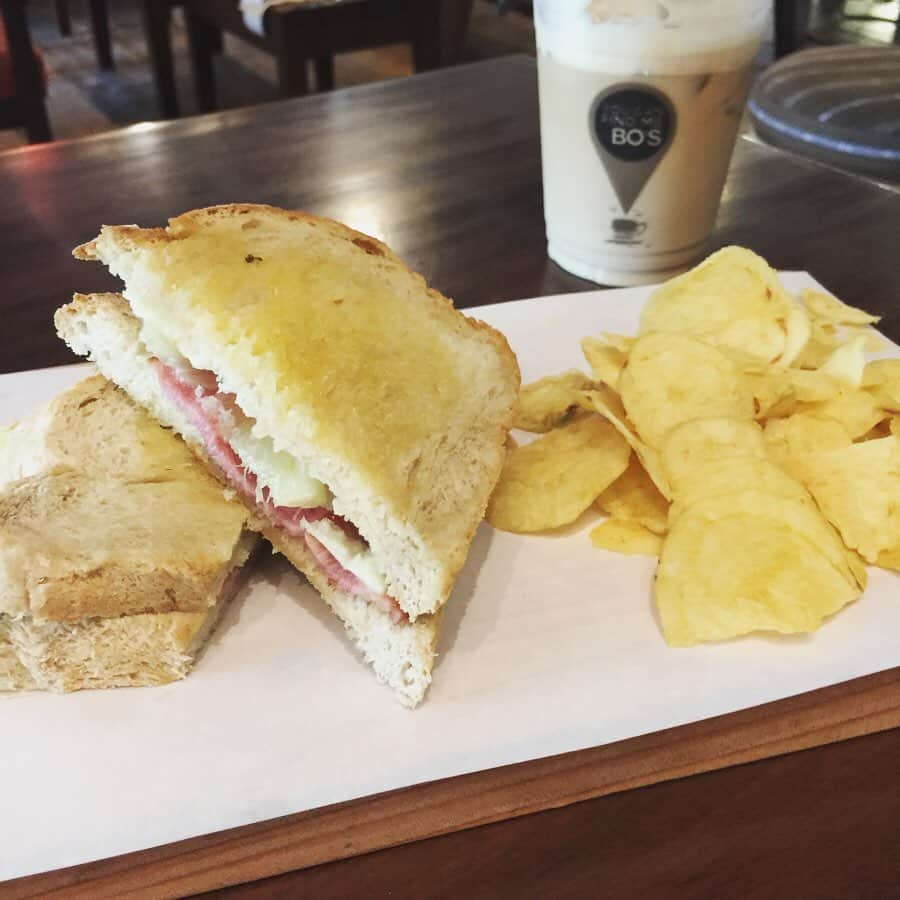 石井あみさんのインスタグラム写真 - (石井あみInstagram)「❂ ローカルコーヒーショップ、Bo'scoffee☕️🥪 フードメニューも好きです。 外のポスターで見て美味しそうだったので 「ハワイアンサンドください」って言ったんだけど、 「は？何それ」って言われて、 「外に書いてあったよ」って言って スタッフが確認したら 「あ〜」だって。 知らないのかーい。 うん、あるある。 把握してない、伝達しない👍  そして、メニューにあるけどナイのは当たり前〜！ 食べたいものは常に第二候補を浮かべておきましょうw 袋からジャッて出したっぽい粉々のチップスもセブらしいです🐒🌴 サンドイッチは、パイナップル、ハムとチーズの組み合わせが美味しかったです。  #cebucafe ◇─◇─◇─◇─◇─◇─◇─◇─◇─◇─◇─◇─◇─◇─◇ ［CEBUYOLO〜you only live once〜］ http://www.cebuyolo.com セブ島留学をサポートさせて頂いています。 無料相談はDM、メールにてお待ちしております✰ #cebu#セブ#cebuyolo#セブ島留学#セブ留学#セブ島親子留学#セブ島母子留学#語学留学#母子留学#親子留学#세부#セブ移住#セブ島移住#セブライフ#cebulife#セブグルメ#セブ在住#英語教育#セブ島教育移住#セブ生活#セブ子育て#海外子育て#ママ ◇─◇─◇─◇─◇─◇─◇─◇─◇─◇─◇─◇─◇─◇─◇」8月7日 9時41分 - ami_cebuyolo