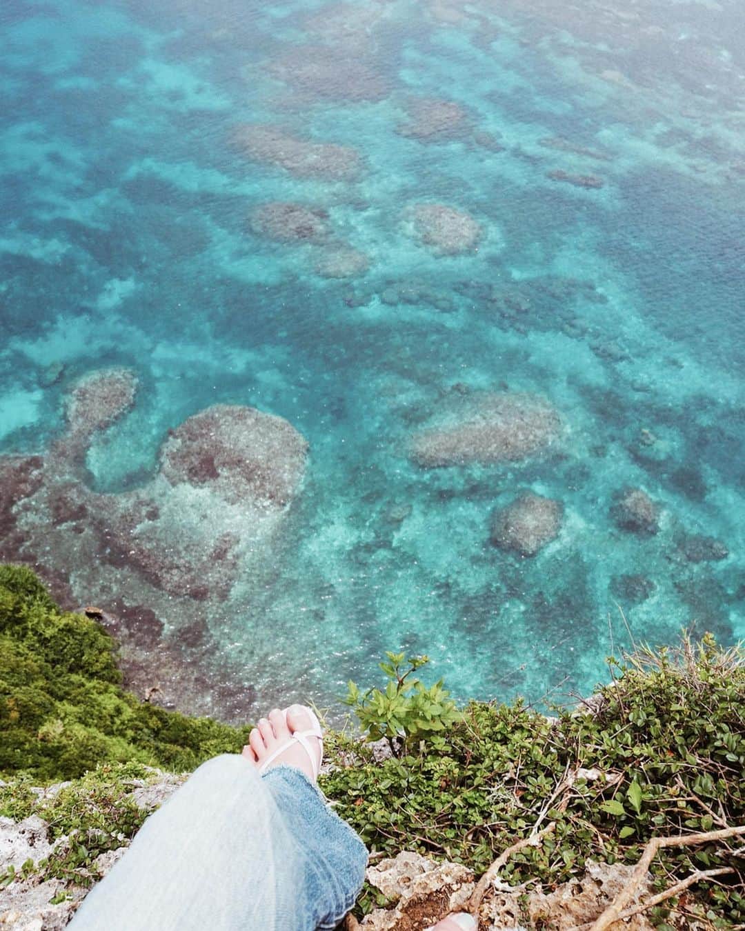 櫻井千尋さんのインスタグラム写真 - (櫻井千尋Instagram)「✮ Spot ✈︎ Miyako Island . . . 雨が降った次の日で雲が多かったこの日。 それでもこの海のきれいさに感動👏🏻 細い木々の間を抜けると広がるこの景色🏞 宮古島にいる間に "宮古ブルー" を この目で見れて 嬉しかった💙 ちょうど撮ってる時に 船が！  波紋がとってもきれい〜🚢✶⋆ . . . #宮古ブルー #miyakojima #miyakoisland  #三角点 #trip #travel #旅行 #japan #dji」8月7日 9時42分 - chihirosakurai
