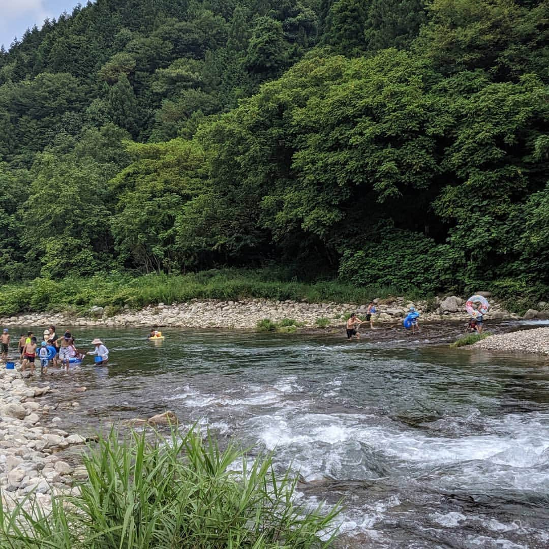 天本正通 さんのインスタグラム写真 - (天本正通 Instagram)「チウネのさとしくんの故郷、岐阜県の 和良川に行ってきました。 名古屋駅からマイクロバスCHIUnE号で２時間半山を超えようやく辿り着いた和良川は、本当に美しかった。 さとしくん、感謝です😊 @satoshi_chiune  @yosuke_suga  @rose.queen.king」8月7日 9時45分 - masamichiamamoto