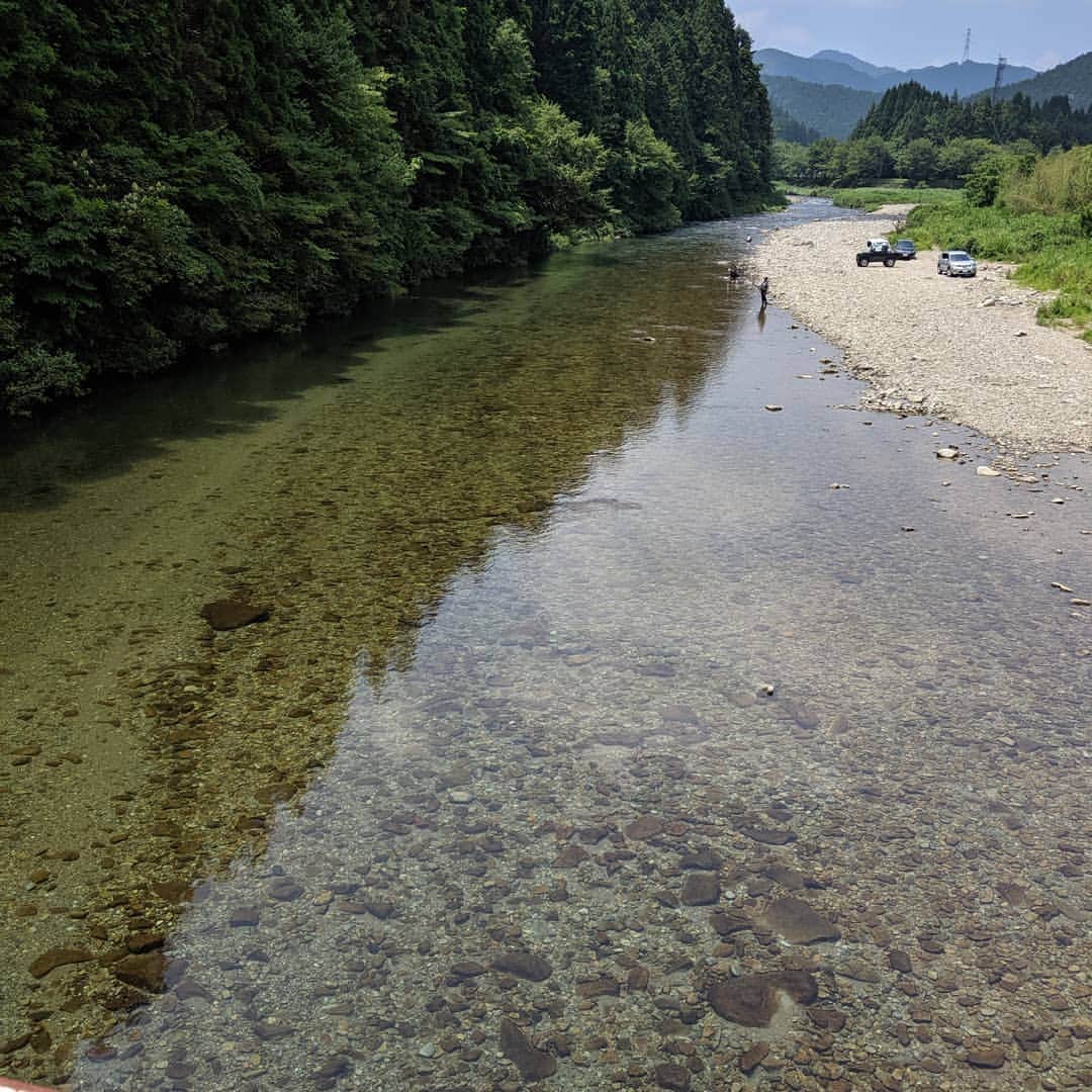 天本正通 さんのインスタグラム写真 - (天本正通 Instagram)「チウネのさとしくんの故郷、岐阜県の 和良川に行ってきました。 名古屋駅からマイクロバスCHIUnE号で２時間半山を超えようやく辿り着いた和良川は、本当に美しかった。 さとしくん、感謝です😊 @satoshi_chiune  @yosuke_suga  @rose.queen.king」8月7日 9時45分 - masamichiamamoto