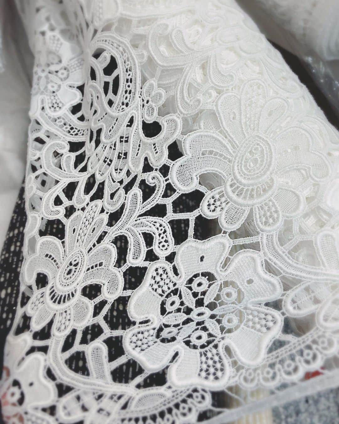 order dress カルリエ クチュールさんのインスタグラム写真 - (order dress カルリエ クチュールInstagram)「. 【Carlier Couture diary】 looking for fabrics . 発注した生地たちが 続々とアトリエに到着中 . クラシカルレトロな ギピュールレースも可愛い。 . . . 夏季休暇に関しましては、 前のpostをご覧くださいませ🍋 ------------------------------------- ✔︎wedding dress ✔︎wedding item ✔︎guest dress, formal dress オーダーメイドにてお作り致しております。 . お問い合わせはHP【Contact】より お待ちしております…！ -------------------------------------」8月7日 9時47分 - carlier_couture