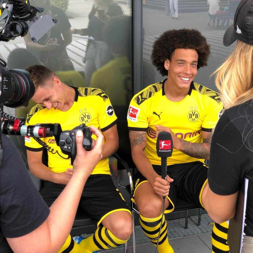 ボルシア・ドルトムントさんのインスタグラム写真 - (ボルシア・ドルトムントInstagram)「🎙Interview-fun 😁 #BLMediaDay #bvb #bvb09 #borussiadortmund #axelwitsel #thorganhazard」8月7日 0時55分 - bvb09