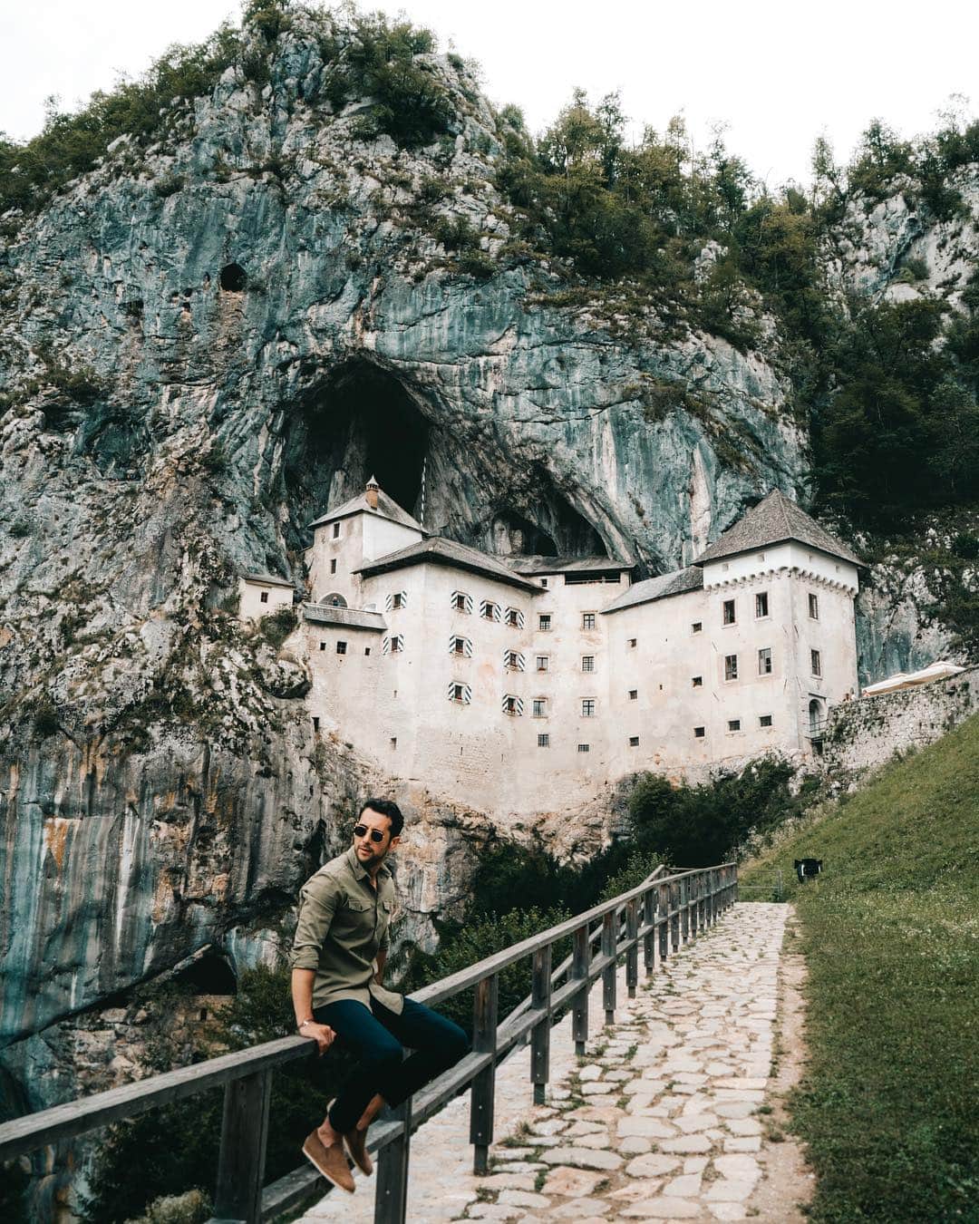Sezgin YILMAZのインスタグラム：「The Castle in the Rock.. ⚔️ @vodafonered ile #dünyaavucunuzda güne Avrupa’nın en büyük turist mağarası Postojna’da, dünyanın ilk mağara treni üzerinde başladı. Yılların etkisiyle inanılmaz (bazılarının elle oyulduğundan şüphelenmiyorum değil) biçimlere kavuşmuş karstik formasyonları ve 100 yaşına kadar yaşayabilen olm’ları gördükten sonra ise soluğu dünyanın en büyük mağara kalesi olarak Guiness Rekorlar Kitabı’na girmiş olan Predjama’da aldık. Kale bir zamanlar Slovenya’nın Robin Hood’u olarak da anılan, Erazem diye bir adama ev sahipliği yapıyormuş. Erazem Kutsal Roma İmparatoru tarafından kuşatılan kaleyi, kalenin arkasından bir mağaraya açılan gizli tünellerle yiyecek-içecek stoklarını tazeleyerek uzun bir süre boyunca tutmuş -ta ki bir akşam tuvalete kalkana kadar. Erazem’e ihanet eden bir hizmetkar tuvaletin olduğu yeri mumla sinyal vererek belli etmiş, sonra ise tek bir top atışı Erazem’i oturduğu yerden uçurmuş.  Bunlar ve daha fazlasını profilime sabitlediğim hikayelerimde bulabilirsiniz.. #ad」