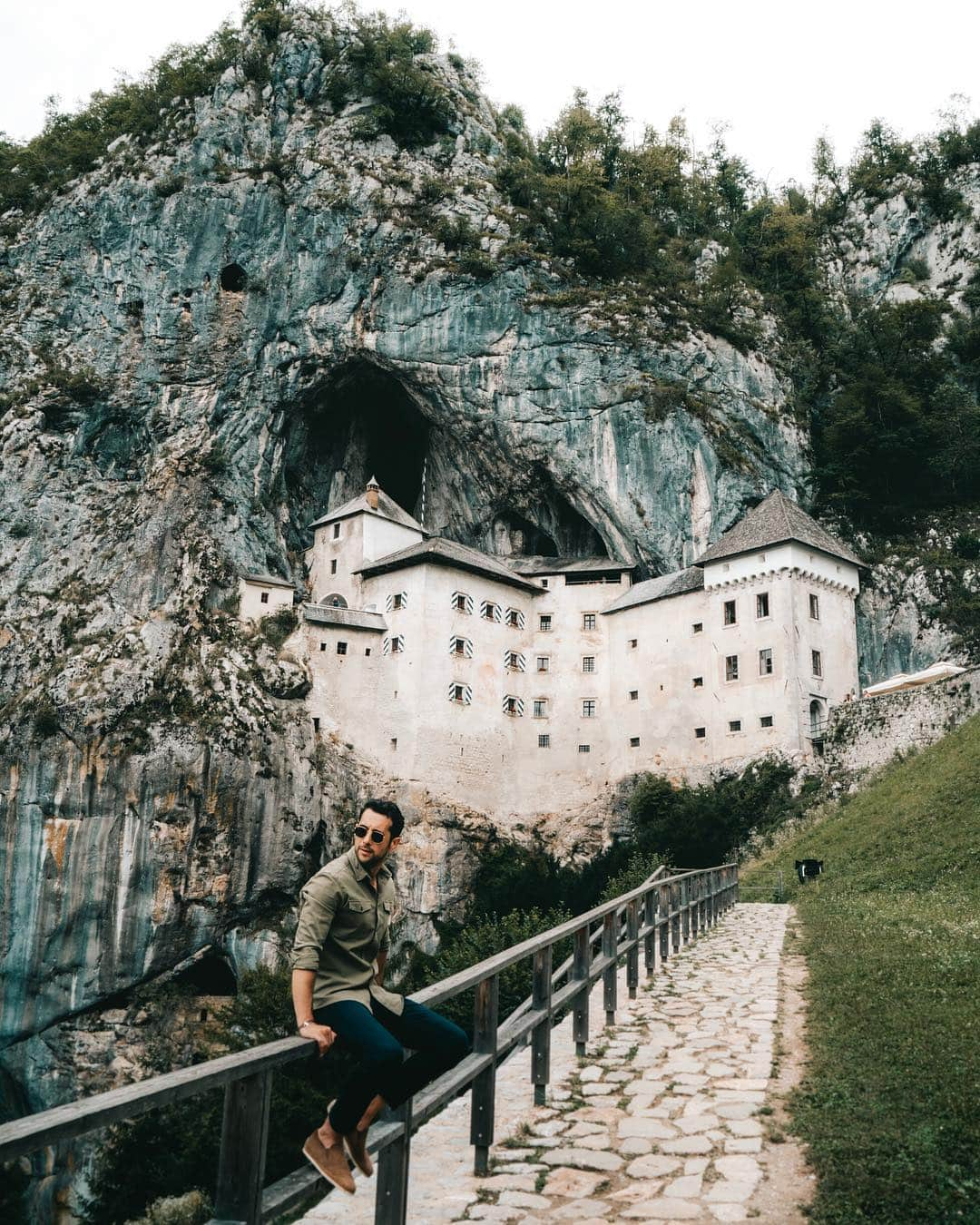 Sezgin YILMAZさんのインスタグラム写真 - (Sezgin YILMAZInstagram)「The Castle in the Rock.. ⚔️ @vodafonered ile #dünyaavucunuzda güne Avrupa’nın en büyük turist mağarası Postojna’da, dünyanın ilk mağara treni üzerinde başladı. Yılların etkisiyle inanılmaz (bazılarının elle oyulduğundan şüphelenmiyorum değil) biçimlere kavuşmuş karstik formasyonları ve 100 yaşına kadar yaşayabilen olm’ları gördükten sonra ise soluğu dünyanın en büyük mağara kalesi olarak Guiness Rekorlar Kitabı’na girmiş olan Predjama’da aldık. Kale bir zamanlar Slovenya’nın Robin Hood’u olarak da anılan, Erazem diye bir adama ev sahipliği yapıyormuş. Erazem Kutsal Roma İmparatoru tarafından kuşatılan kaleyi, kalenin arkasından bir mağaraya açılan gizli tünellerle yiyecek-içecek stoklarını tazeleyerek uzun bir süre boyunca tutmuş -ta ki bir akşam tuvalete kalkana kadar. Erazem’e ihanet eden bir hizmetkar tuvaletin olduğu yeri mumla sinyal vererek belli etmiş, sonra ise tek bir top atışı Erazem’i oturduğu yerden uçurmuş.  Bunlar ve daha fazlasını profilime sabitlediğim hikayelerimde bulabilirsiniz.. #ad」8月7日 0時55分 - sezyilmaz