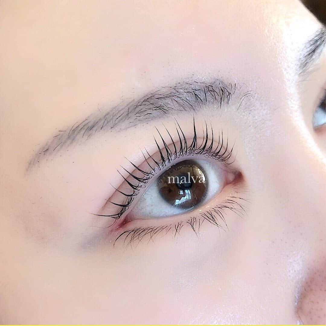 nailsalon malva（ネイルサロンマルヴァ）さんのインスタグラム写真 - (nailsalon malva（ネイルサロンマルヴァ）Instagram)「♡リピート率90%以上のmalvaのまつ毛カール♡ . くせ毛や直毛すぎてビューラーでなかなか上がらなかった方も！しっかりと上げ、根元からしっかりと立ち上げます❗️ 細い方もチリチリにならずに毛先まで綺麗にカールします✨ . 朝のメイクの時短にぴったり✨ すっぴんも盛れます✨ . 瞼が厚くてカールが落ちやすい方も含めて24hしっかりカールキープするのでマスカラも夕方滲みません！ . まばたきした時に瞼につかないように計算された絶妙なカール感を、お客様1人1人の目元に合わせてオーダーメイドでカールを仕上げるところが人気の秘訣✨ 360度どこから見ても綺麗なカールで横顔美人💕 . カール後は栄養成分配合のトリートメントでしっかり保湿仕上げでまつ毛をケアします♡ . 是非一度お試し下さい✨ 他サロンの修正も承ります 個人差はありますが1か月〜2か月持ちます . ❤︎まつ毛カール上のみ¥5680 ❤︎上下¥9080  下まつ毛が逆さの方は上下セットがおすすめ❣️ . . ❤︎nailsalon malva ➷原宿LINE@→(@malvaで検索) ご予約はLINEよりお願いします♡ http://www.malvanail.com/sp/tokyo/price/eyelash.html . #malvaアイラッシュ#アイラッシュ#malva#マツエク#まつえく#メイク#まつエクデザイン#森絵里香#lashes#eye#まつげエクステ#まつエク#nail#eyelash#アイリスト#アイメイク#カラーエクステ#ブラウンエクステ#メイク#ネイル#まつげエクステつけ放題#アイリスト募集#makeup#まつ毛カール#スタッフ募集」8月7日 0時55分 - malva_nail
