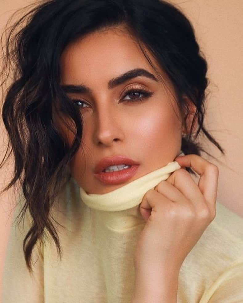 Sazan Hendrixさんのインスタグラム写真 - (Sazan HendrixInstagram)「I have a love/hate relationship with glamming. AKA some days I love it and other days I hate it. Lol! It’s been a while since I glammed so I’m browsing through my camera roll & trying to decide what I should do next. Which is your favorite? 1-10 #motd #readyforfallmakeup #glam」8月7日 1時04分 - sazan