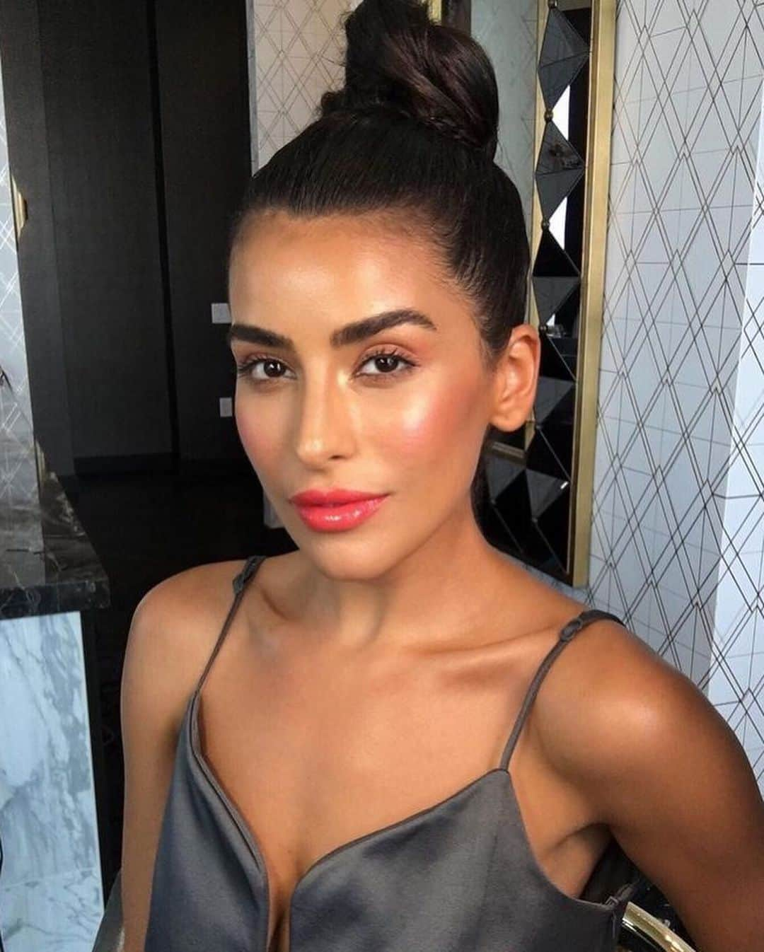 Sazan Hendrixさんのインスタグラム写真 - (Sazan HendrixInstagram)「I have a love/hate relationship with glamming. AKA some days I love it and other days I hate it. Lol! It’s been a while since I glammed so I’m browsing through my camera roll & trying to decide what I should do next. Which is your favorite? 1-10 #motd #readyforfallmakeup #glam」8月7日 1時04分 - sazan