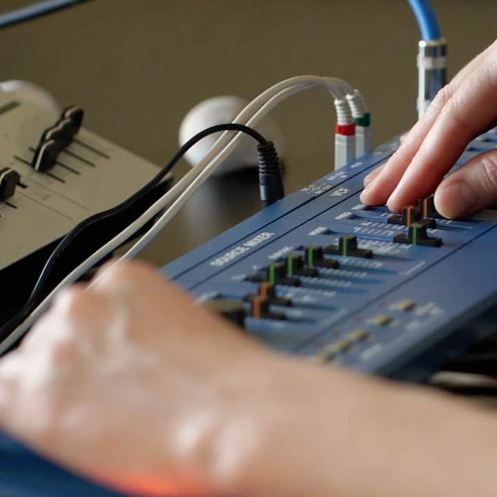 Red Bull Music Academyのインスタグラム：「DIY drum sounds ⠀⠀⠀⠀⠀⠀⠀⠀⠀ Detroit producer and @ithqdetroit resident @erikadotnet provides insight into her homemade drum sounds. ⠀⠀⠀⠀⠀⠀⠀⠀⠀ #InterdimensionalTransmissions #DrumMachines #Sythesizers #StudioScience #RBMA」