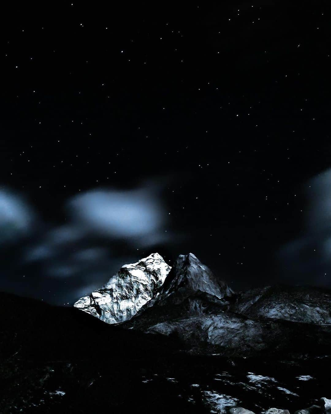 goproさんのインスタグラム写真 - (goproInstagram)「Photo of the Day: One of those "must-see" moments. 💫 @rasmus.breum used a 30s shutter in #NightPhoto Mode from #GoProHERO7 Black to capture the stars above Ama Dablam in the #Himalayas. • • • #GoProTravel #GoPro #StarryNight #BucketList」8月7日 1時08分 - gopro