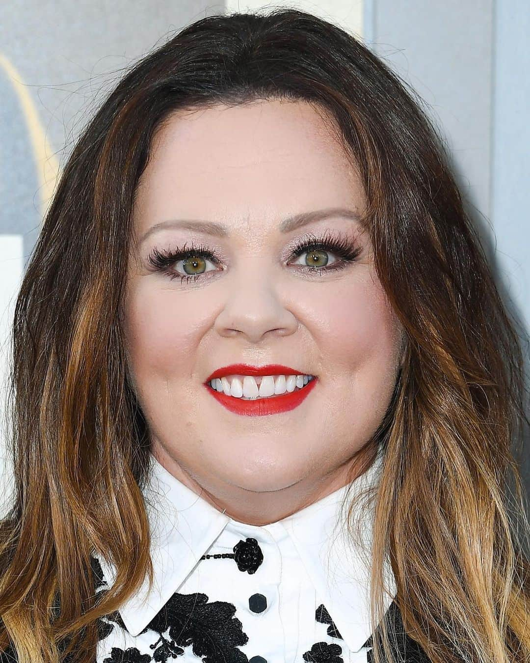 COVERGIRLさんのインスタグラム写真 - (COVERGIRLInstagram)「@melissamccarthy serving face at the premiere of @thekitchenmovie💄🍽️ MUA, @georgieeisdell used these #COVERGIRL must-haves below! ✨SimplyAgeless Instant Wrinkle Defying Foundation in ‘Creamy Natural’ ✨#TruBlend Undercover Concealer in ‘M150’ ✨#TruBlend Minerals Loose Powder ✨Serving Sculpt Contour Palette in ‘Bloom Babe’ ✨TruNaked Shadow Stick in ‘Mogul’ Exhibitionist Mascara in ‘Very Black’ ✨Melting Pout Lip Color in ‘Red Wedding’  #COVERGIRLMADE #COVERGIRLCrueltyFree #TheKitchenMovie」8月7日 1時12分 - covergirl