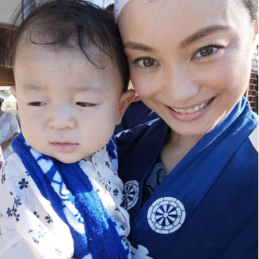 蛯原英里さんのインスタグラム写真 蛯原英里instagram 週末は 主人の地元のお祭りにいって楽しく過ごしました 日曜は 子供神輿を体験 娘のお友だちも一緒に参加して 大人数で楽しみました 初めて御神輿を見る子もいたのでみんな大興奮 みんなで参加した