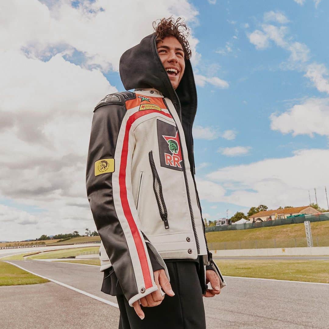 ディーゼルのインスタグラム：「We can’t help you in becoming a winning moto rider, but we can help you dress like one. 😎 Check out the detailed leather pieces, bold graphic tees and sweaters from the #DieselxAlpinestars collection.」