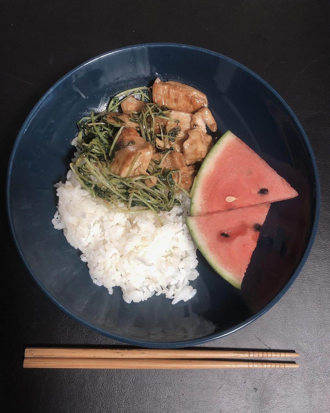 はりーさんのインスタグラム写真 - (はりーInstagram)「夏ごはん🔥手料理です！ おやすみ⭐ ． ． 夏は🍚🎐 スイカとガリバタチキンの ごはんもりもり 食べちゃう献立🌈🔥 夏は夏バテしちゃいやすいからこそ ごはんしっかり食べれるような 献立で作ってあげるよ〜 #りら飯 #りら嫁飯 #ごはんすぐなくなる #ダイエット飯  #スタイルキープごはん」8月7日 1時18分 - kirarin_harry_official