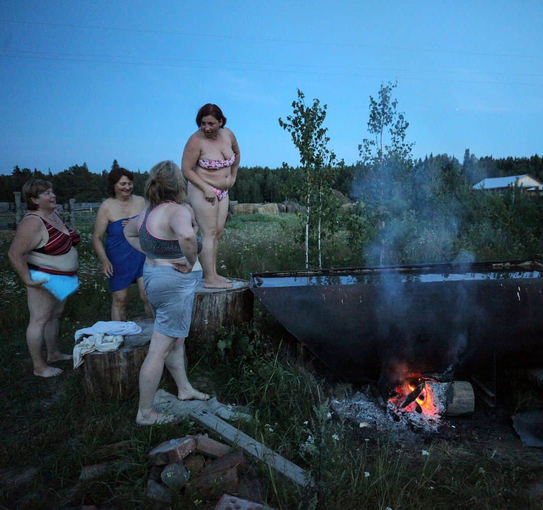 AFP通信さんのインスタグラム写真 - (AFP通信Instagram)「AFP Photo 📷 Alexei Malgavko - Latvian women bath in a huge tub heated by a bonfire in the village of Bobrovka, some 350 km of Omsk, on July 31, 2019. The people of the remote Siberian village Bobrovka call it the "Little Latvia of the Taiga," where Baltic traditions continue more than 100 years after settlers from the region first arrived.」8月7日 1時20分 - afpphoto