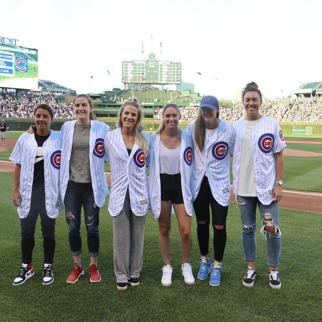 アリッサ・ナアーさんのインスタグラム写真 - (アリッサ・ナアーInstagram)「Just a casual Monday night at Wrigley, thank you @cubs for having us! ⚾️😎😊」8月7日 1時28分 - alyssanaeher