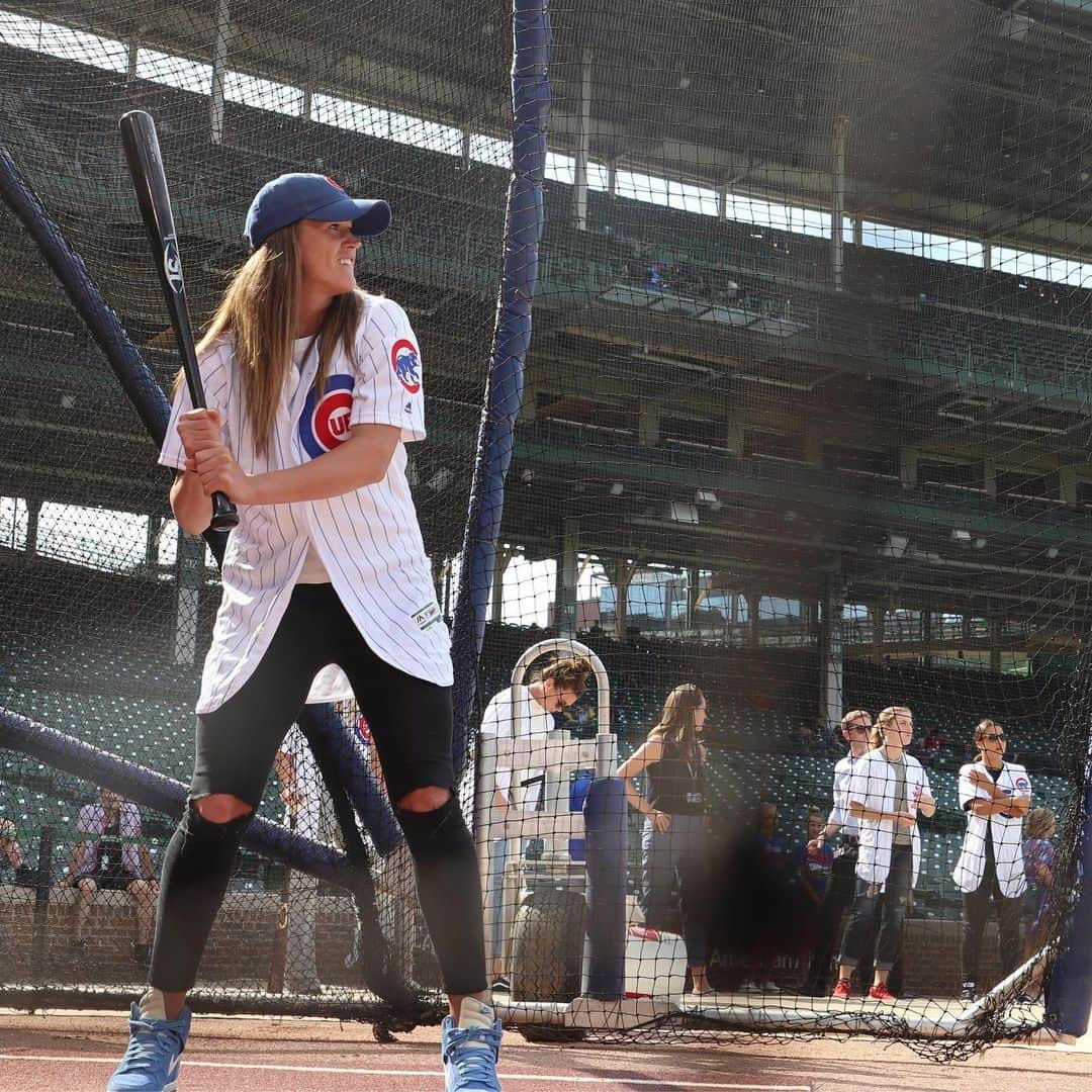 のインスタグラム：「Just a casual Monday night at Wrigley, thank you @cubs for having us! ⚾️😎😊」