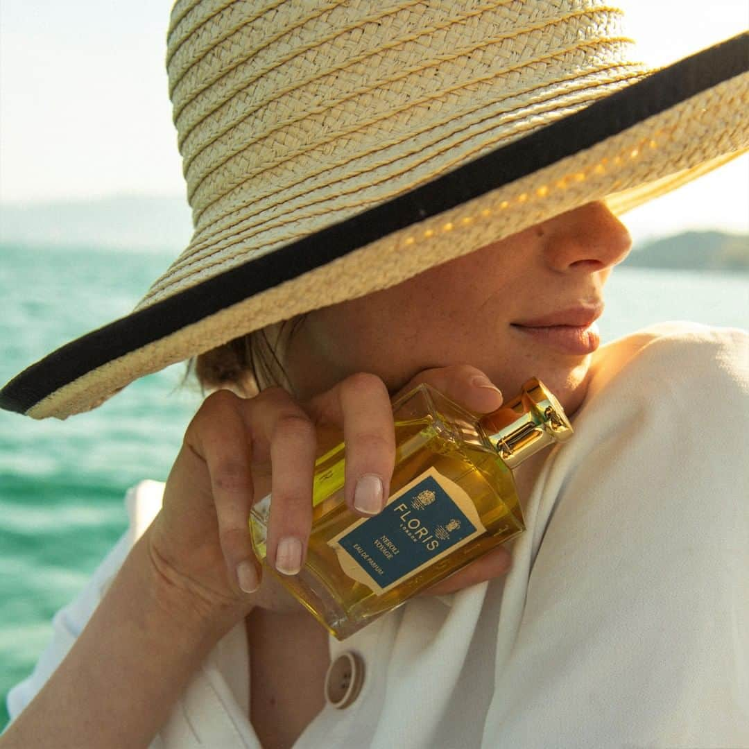 フローリスさんのインスタグラム写真 - (フローリスInstagram)「The best fragrances are those that conjure up memories of happy moments or places. Choose a summer fragrance from Floris to ensure your holiday memories last long after you get home. #FlorisLondon #NeroliVoyage #SummerFragrance #SummerScent #CitrusFragrance #Travel #Italy #Mediterranean #Travelling」8月7日 1時30分 - florislondon