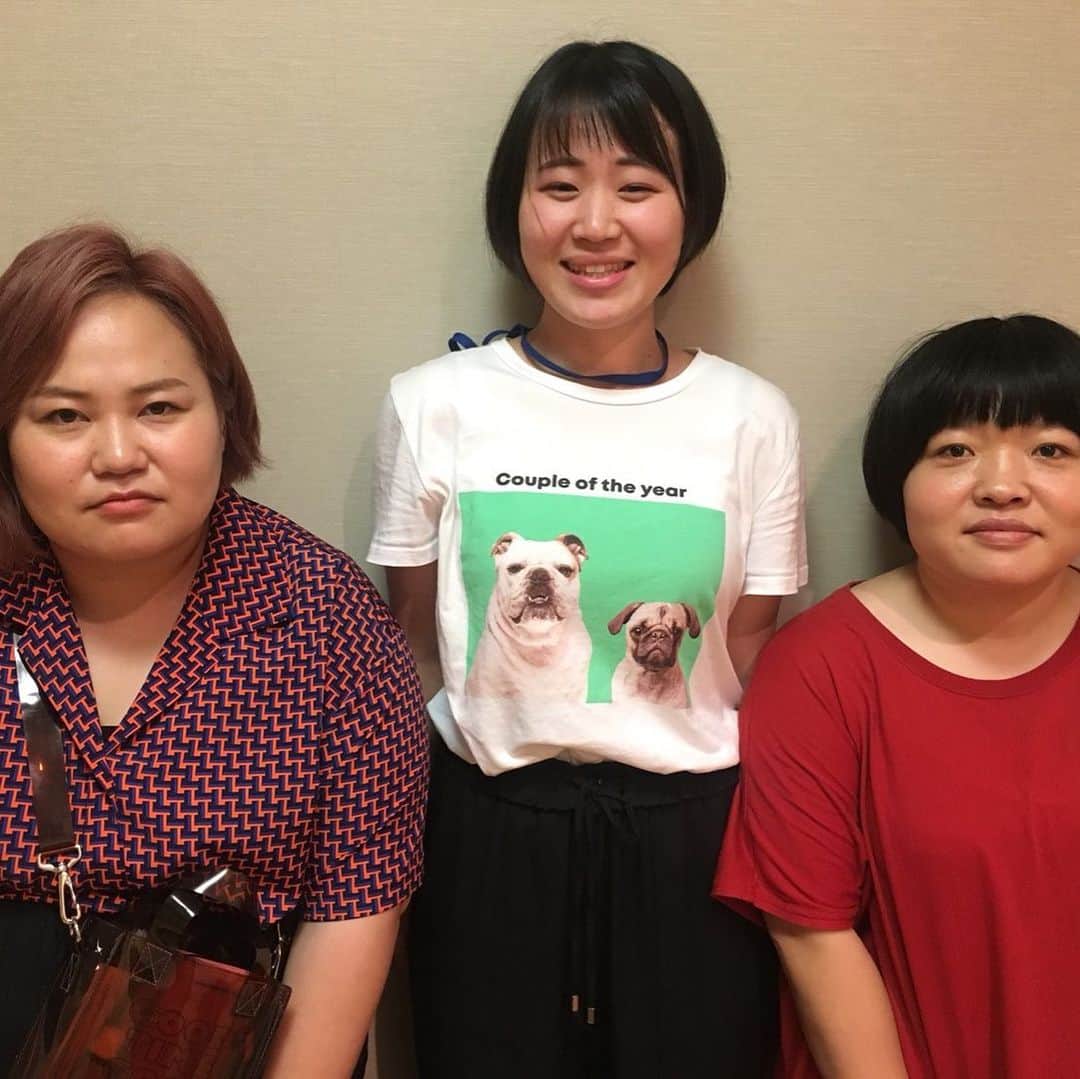 おかずクラブのインスタグラム：「ゆいPだよ。  マネージャーの中野さんが私達ソックリのワンちゃんがプリントされたTシャツ着てたよ。  #マネージャー #可愛いと思って買った #Tシャツ #買う時 #なんか親近感湧いた #らしい」