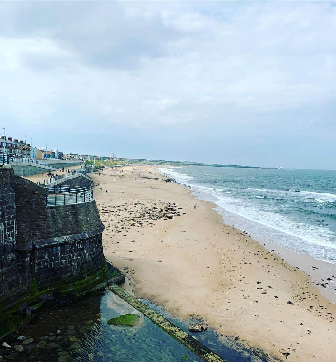 ケイトリン・オズモンドさんのインスタグラム写真 - (ケイトリン・オズモンドInstagram)「Absolutely loving being here in Whitley Bay! The skaters have been fantastic and the scenery just as great ! The jet lag has not been fantastic though... does anyone else find that the middle of the day is absolutely impossible ?! . #england #whitleybay #beach #seaside #jetlagismean」8月7日 1時33分 - kaetkiss