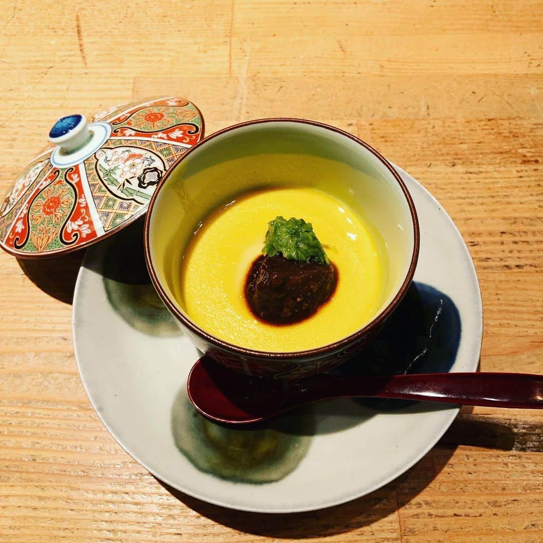 志摩有子さんのインスタグラム写真 - (志摩有子Instagram)「帰りが遅くなって、晩ごはんは浅野さんに頼る。夏野菜をあの手この手で美味しく。定番のメンチカツサンドに煎り酒を隠し味に爽やかさ全開の冷やしすだち素麺で締め。お野菜多めで食後感もすっきり爽やか。 #カウンター和食 #ソロオペ #遅めの晩ごはん #夏野菜祭り #うつわ使いも素敵」8月7日 1時40分 - ariko418