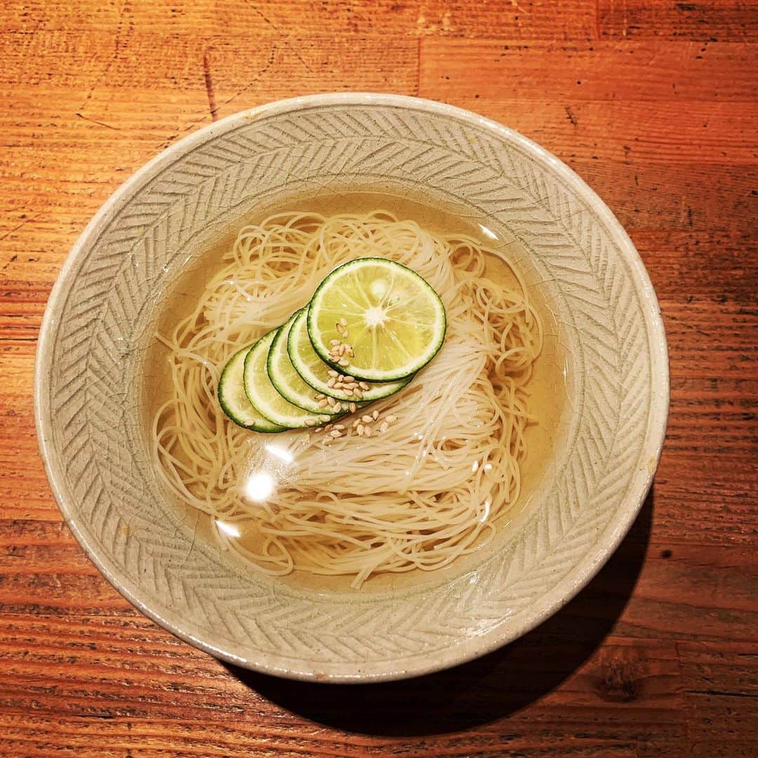 志摩有子さんのインスタグラム写真 - (志摩有子Instagram)「帰りが遅くなって、晩ごはんは浅野さんに頼る。夏野菜をあの手この手で美味しく。定番のメンチカツサンドに煎り酒を隠し味に爽やかさ全開の冷やしすだち素麺で締め。お野菜多めで食後感もすっきり爽やか。 #カウンター和食 #ソロオペ #遅めの晩ごはん #夏野菜祭り #うつわ使いも素敵」8月7日 1時40分 - ariko418