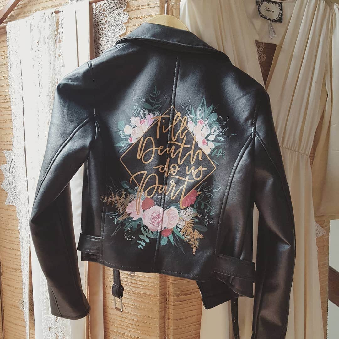 のインスタグラム：「Every cool bride's must have piece of accessory 😍 Superwoman @beedaviesillustration makes these stunning jackets fully customised to suit your wedding style 👌🏻」