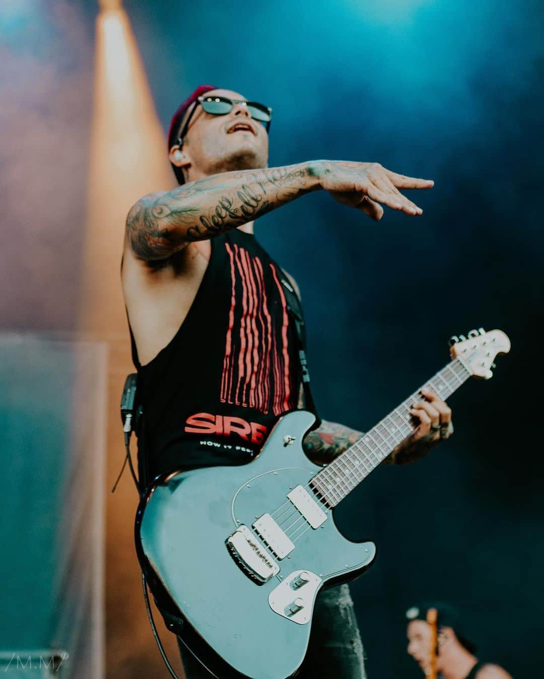 ニック・マーティンのインスタグラム：「Penguin hand. And I wear our merch. A lot. I’m like a proud parent.. but it’s of my own band 🤷🏻‍♂️🤘🏽 // 📸: @melisandemartin」