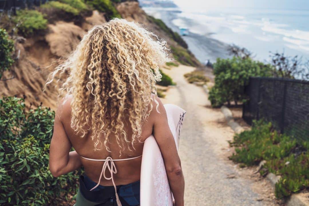 リンゼイ・ジャコベリスさんのインスタグラム写真 - (リンゼイ・ジャコベリスInstagram)「Untame the mane!!! 📷 @ride573 #beach #surf #waves #hair @paulmitchell #surfing @teatreehaircare」8月7日 1時38分 - lindseyjacobellis