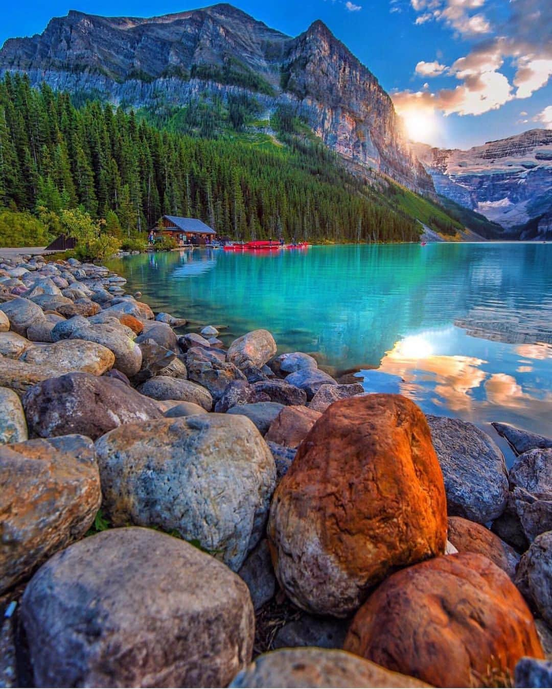 Wonderful Placesさんのインスタグラム写真 - (Wonderful PlacesInstagram)「Summertime in Lake Louise - Alberta ✨💛💛💛✨ . Pictures by ✨✨@cbezerraphotos✨✨ #wonderful_places for a feature 💛」8月7日 1時39分 - wonderful_places