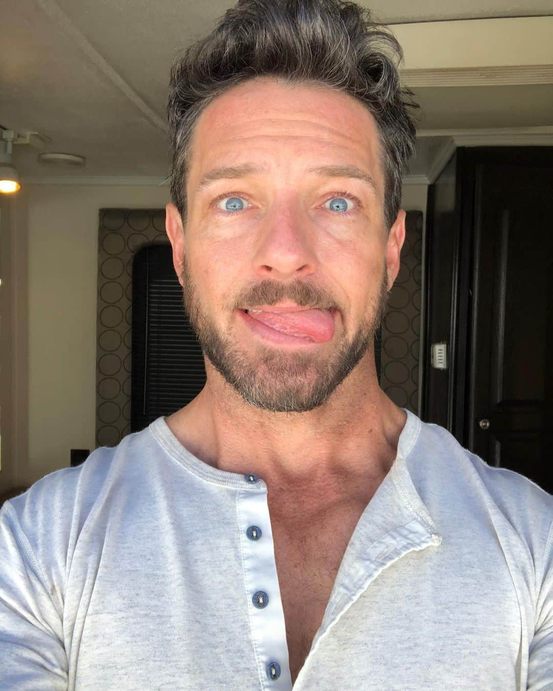 イアン・ボーエンさんのインスタグラム写真 - (イアン・ボーエンInstagram)「Tongue!  Act like collar! * Uh-khay!」8月7日 1時41分 - ianbohen