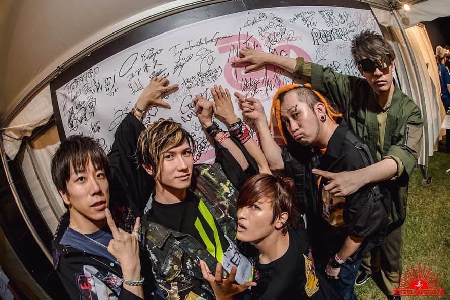 セキはん（コロナナモレモモ）のインスタグラム：「ロッキン2019 8/3 4の思い出🥺アゲイン (打った長文 エラーで飛んで書き直す気力なかった💕) オメでた WING TENTトリ⛩✨ photo:ゆうと。  忘れらんねえよ LAKE STAGEトリ⛩✨ 「踊れ引きこもり」 例のパートゲストVo.  DJバジル&ガリfrom魔法少女になり隊 BUZZ STAGE ゲストVo. おニャン子 推しメモ 娘。 歌って踊った photo:hub  #ロッキン #ロッキン2019 #rijf #rijf2019 #オメでたい頭でなにより #忘れらんねえよ #魔法少女になり隊」