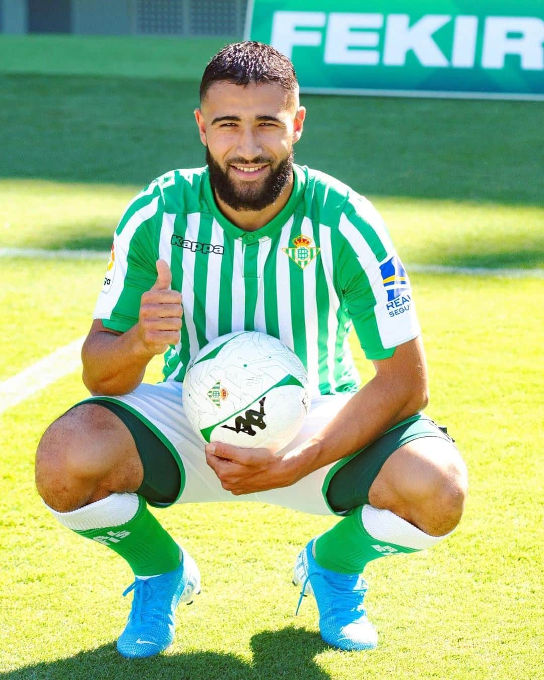 LFPさんのインスタグラム写真 - (LFPInstagram)「There's a new artist at the Benito Villamarín! 💚 • #LaLiga #LaLigaSantander #RealBetis #Fekir #Football #LaLigaTransfers」8月7日 1時42分 - laliga