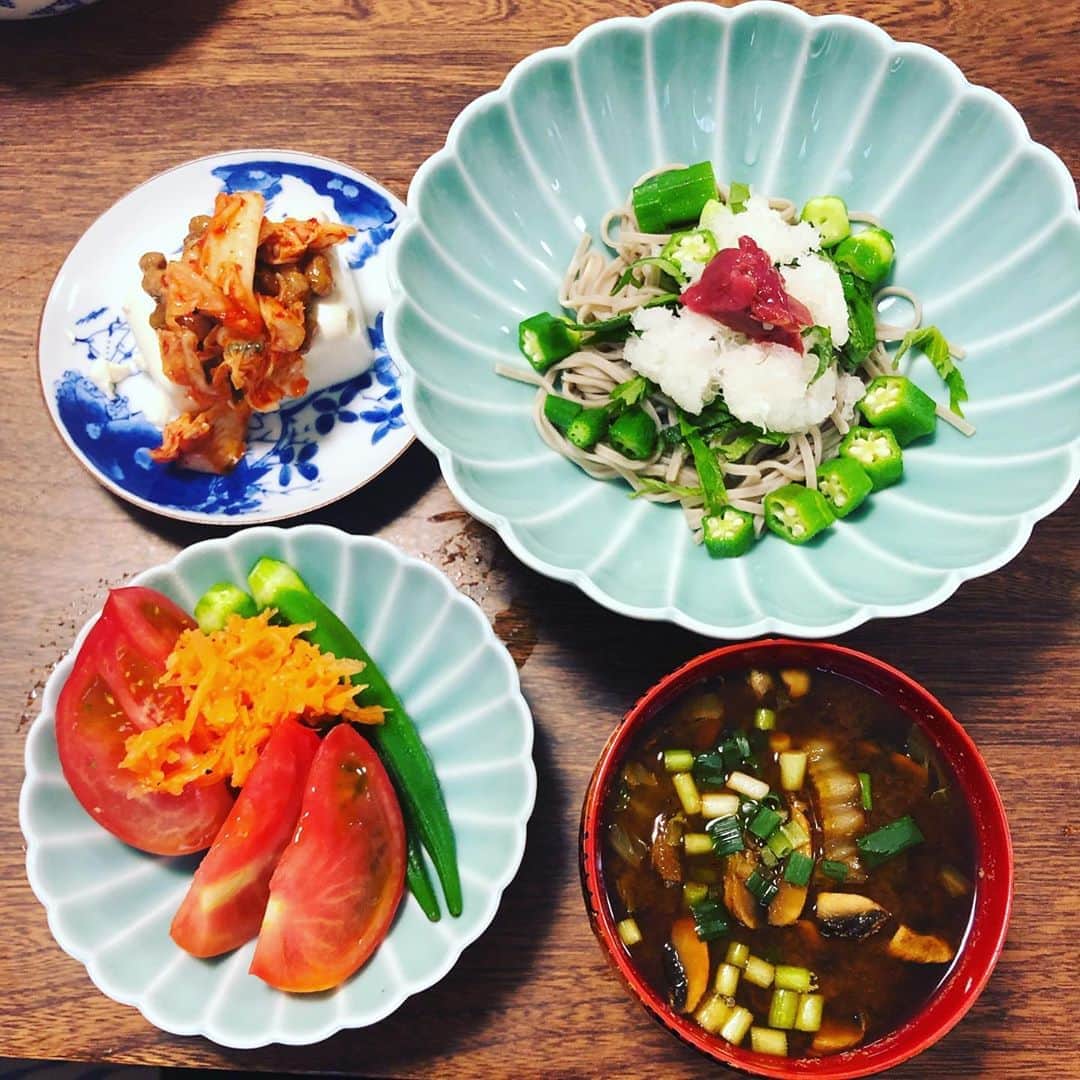 久保ミツロウのインスタグラム：「生フルーツ、生野菜、加熱野菜、発酵食品、少量の十割そば、梅干し。昨日の昼御飯とほぼ一緒だけどグレードアップ。外は暑いというより焦げる。今日も家仕事。」