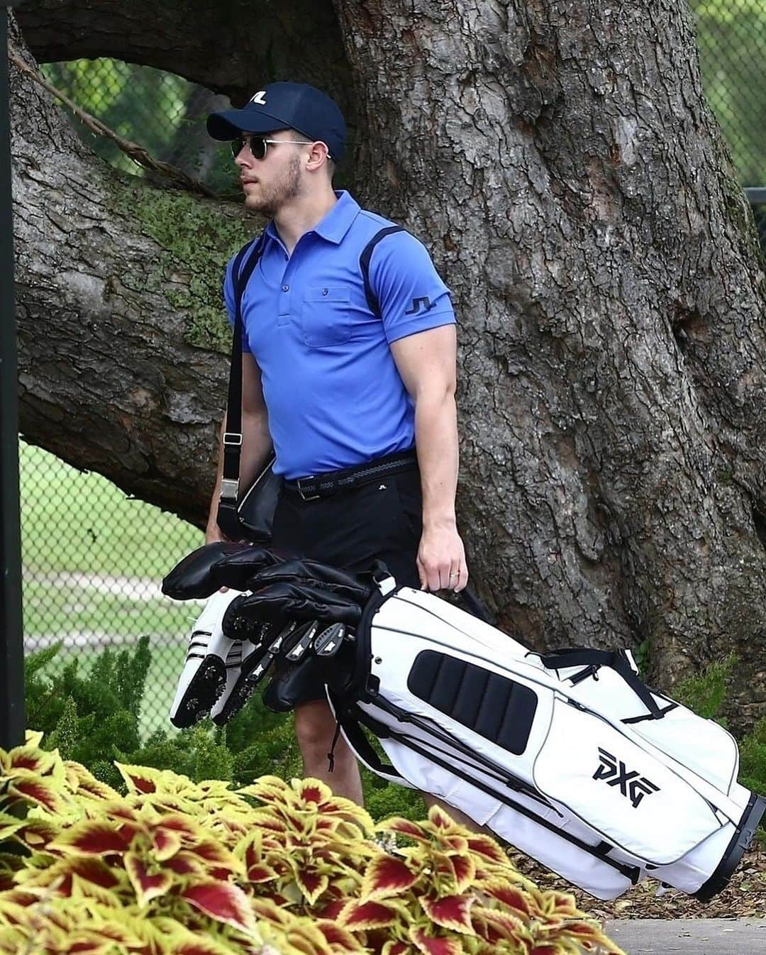 Just Jaredさんのインスタグラム写真 - (Just JaredInstagram)「@joejonas and @nickjonas kick off their Tuesday with a round of golf in Florida! #JoeJonas #NickJonas Photos: Backgrid」8月7日 1時52分 - justjared