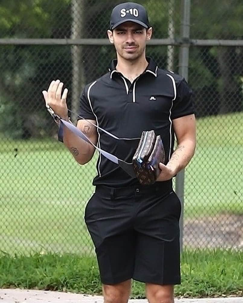 Just Jaredさんのインスタグラム写真 - (Just JaredInstagram)「@joejonas and @nickjonas kick off their Tuesday with a round of golf in Florida! #JoeJonas #NickJonas Photos: Backgrid」8月7日 1時52分 - justjared