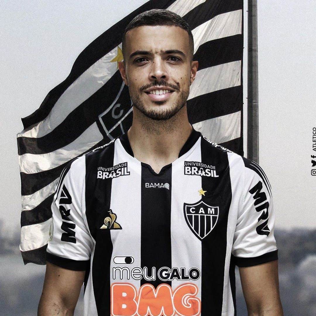 のインスタグラム：「Muito feliz e agradecido por defender o @atletico !!! Não medirei esforços para estar à altura desse grande clube. 🖤🐔 Muy feliz y agradecido de firmar con @atletico !!! Espero poder estar a la altura de este gran club !!! 🖤🐔 Really happy and grateful to sign with @atletico!!!! I hope to be at the level of this great Club !!! ⚽️🖤 Ich bin sehr glücklich und dankbar bei @Atletico unterschrieben zu haben. Ich hoffe sehr, diesem großen Verein gewachsen zu sein! 🖤⚽️ #atletico #mineiro #futbol #galo  AQUI É GALO 🖤⚽️🐔🙏」