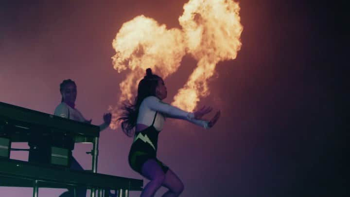 のインスタグラム：「gyals stay bringing heat」