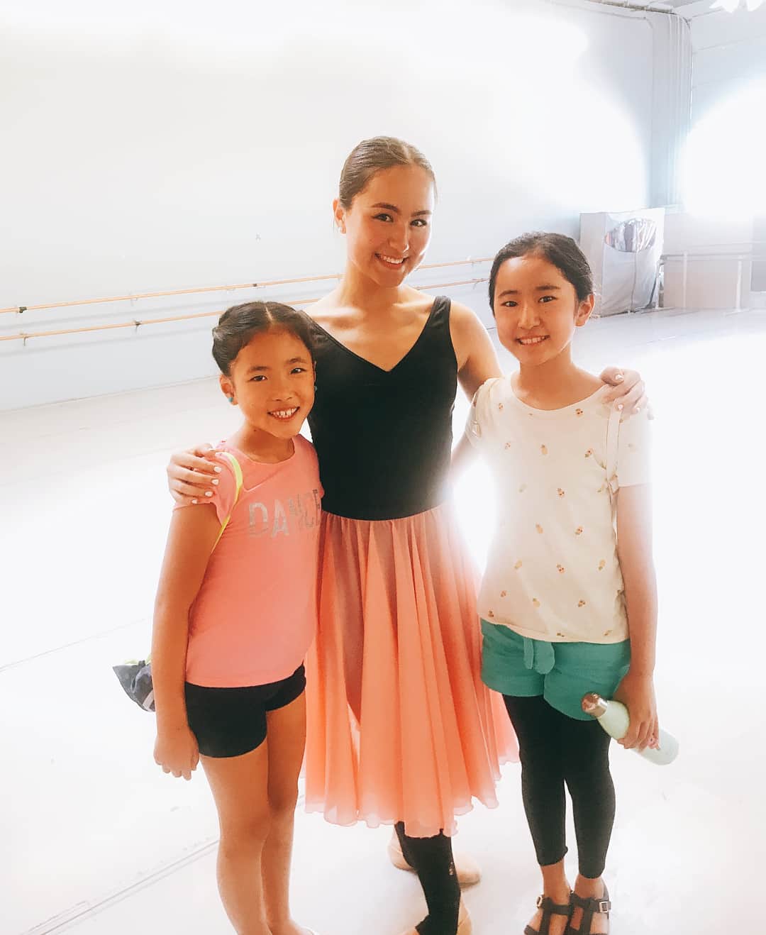 ミコ・フォガティのインスタグラム：「It was so nice to go visit and teach at one of my very first ballet schools that I stepped foot in! Thank you @ayakoschoolofballet for having me back ❤️ it was so nice to reunite with my friends @karinaballerina_ @mariovlabrador @atomicmari  Wearing @condezadancewear skirt!」