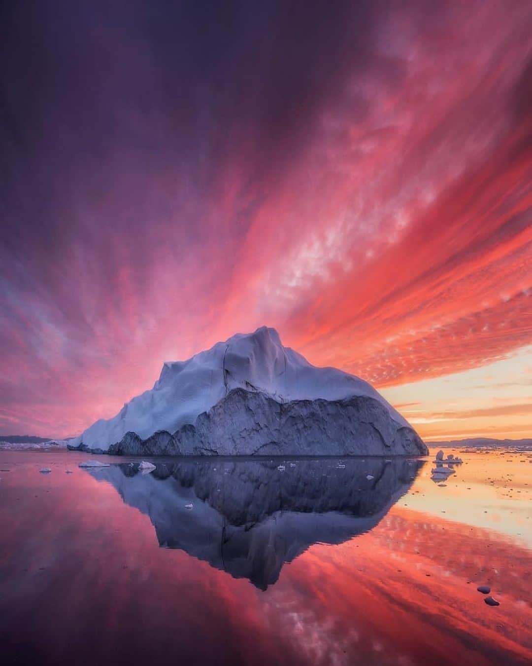 instagoodさんのインスタグラム写真 - (instagoodInstagram)「@danielkordan When you think the light can't get any better than this it's just continue to fire up 🔥 Greenland nights under midnight sun with endless sunset... These colors last now for 3-4 hours non stop!」8月7日 1時59分 - instagood
