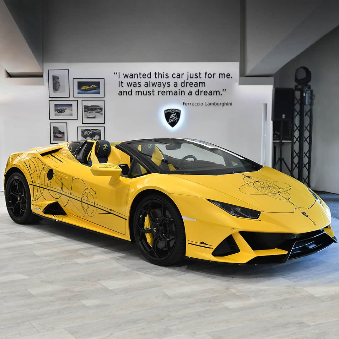 ランボルギーニのインスタグラム：「We love to be surrounded by artists. Tattoo guru @_dr_woo_ was a guest at our Lamborghini Lounge opening party in Porto Cervo. So he decided to express his art on our Lamborghini Huracán EVO Spyder. The result is fascinating. #Lamborghini #HuracanEVOSpyder #LamborghiniLounge」