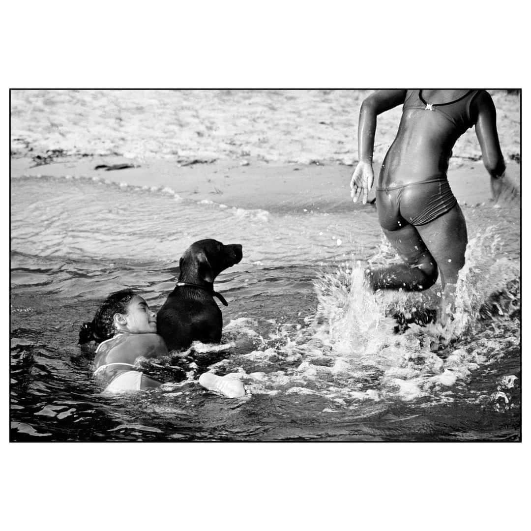Magnum Photosさんのインスタグラム写真 - (Magnum PhotosInstagram)「#FromtheArchive: Children playing in the sea with their dog. Abidjan. Ivory Coast. Africa. 1976. . © #IanBerry/#MagnumPhotos」8月7日 2時01分 - magnumphotos