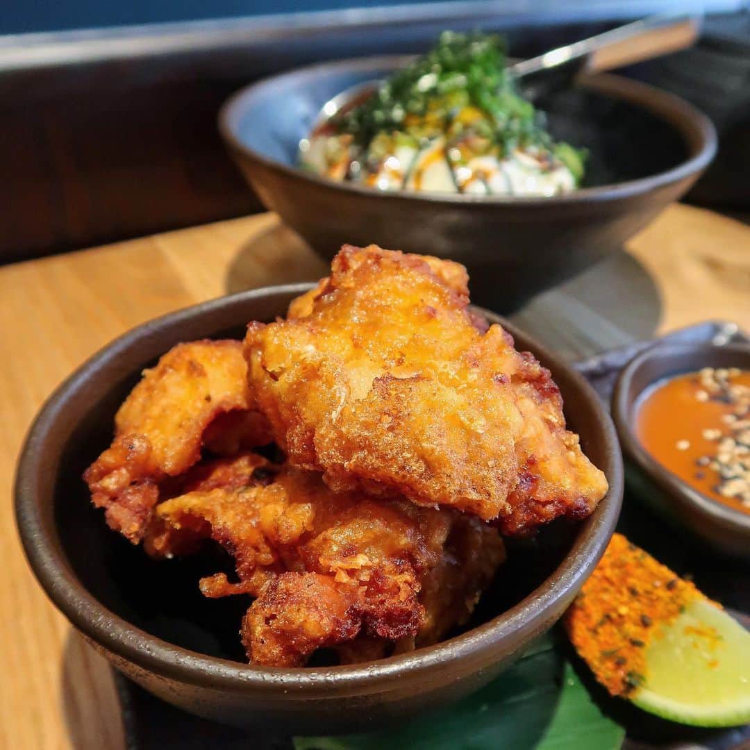 のインスタグラム：「And a separate post for karaage, aka Japanese fried chicken. You did great, @robata.soho this was bomb and super crispy 💣 #yas #friedchicken #japanese #japanesefood #closeup #crispy #chicken #sogood #yum」