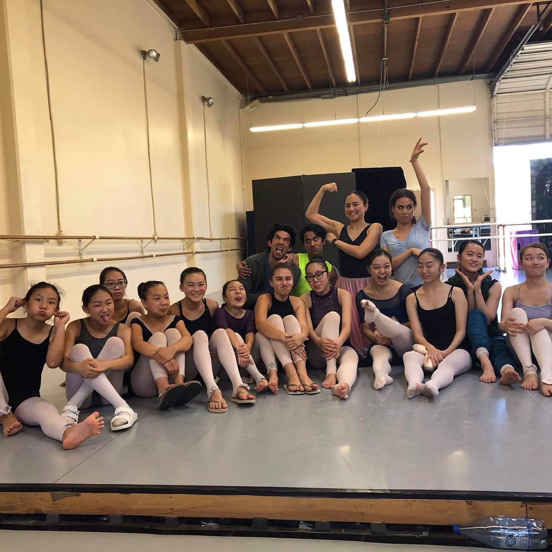 ミコ・フォガティさんのインスタグラム写真 - (ミコ・フォガティInstagram)「It was so nice to go visit and teach at one of my very first ballet schools that I stepped foot in! Thank you @ayakoschoolofballet for having me back ❤️ it was so nice to reunite with my friends @karinaballerina_ @mariovlabrador @atomicmari  Wearing @condezadancewear skirt!」8月7日 2時06分 - mikofogarty