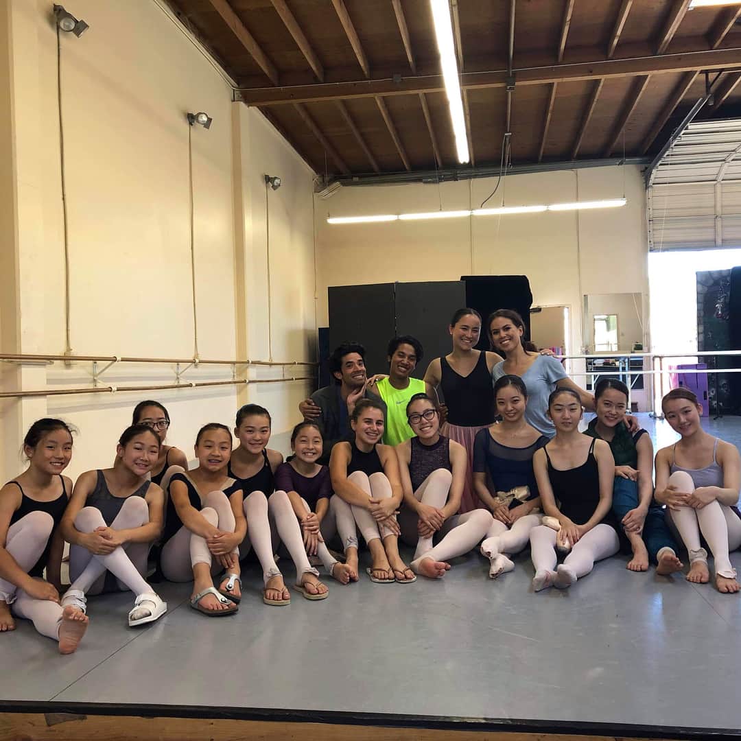 ミコ・フォガティさんのインスタグラム写真 - (ミコ・フォガティInstagram)「It was so nice to go visit and teach at one of my very first ballet schools that I stepped foot in! Thank you @ayakoschoolofballet for having me back ❤️ it was so nice to reunite with my friends @karinaballerina_ @mariovlabrador @atomicmari  Wearing @condezadancewear skirt!」8月7日 2時06分 - mikofogarty