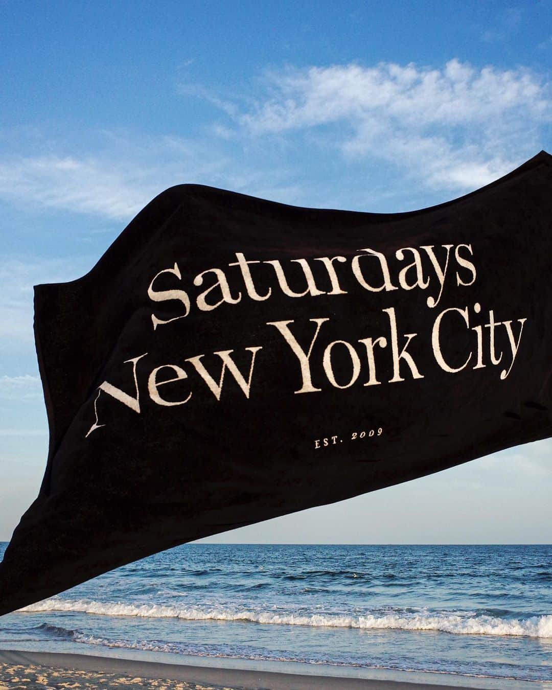 サタデーズさんのインスタグラム写真 - (サタデーズInstagram)「New beach towels are in stock, available this Thursday, in-stores and online. Plush 100% cotton, jacquard pattern made for durability and comfort. #saturdaysnyc」8月7日 2時16分 - saturdaysnyc