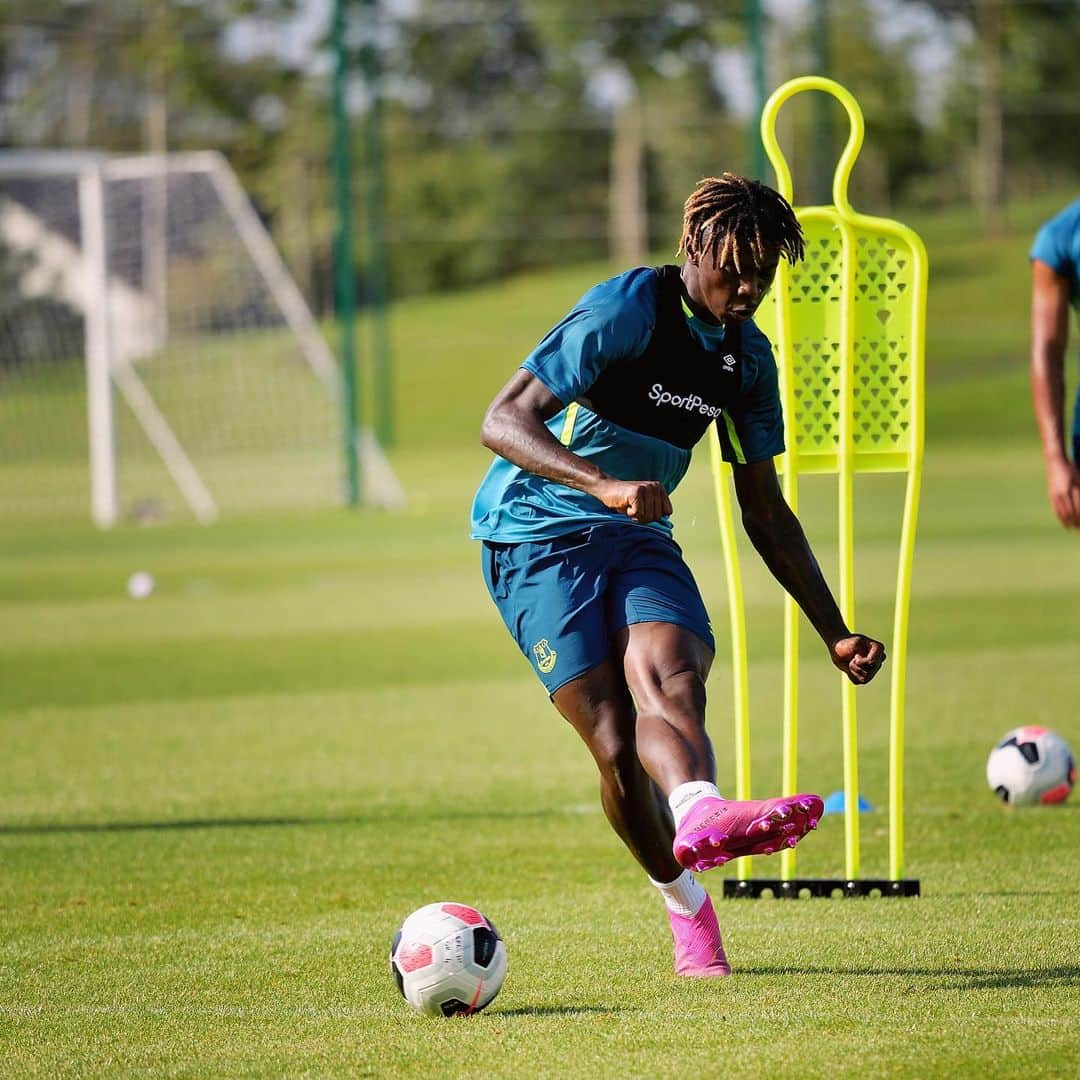 エヴァートンFCさんのインスタグラム写真 - (エヴァートンFCInstagram)「🆕 kids on the block! 💙 • • • #everton #efc #blues #toffees #coyb #kean #gbamin #training #preseason #premierleague #pl」8月7日 2時17分 - everton