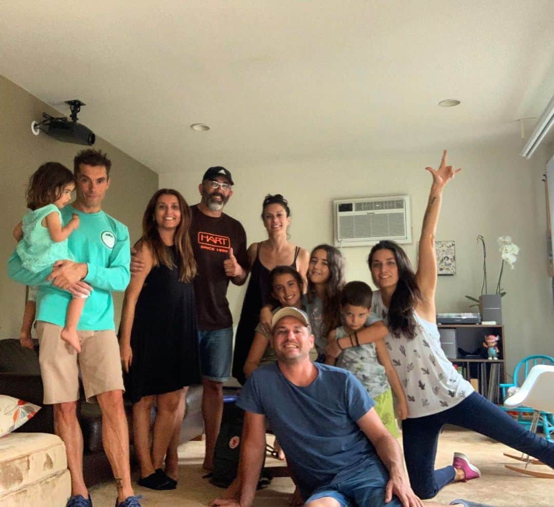 アンドレア・フエンテスのインスタグラム：「Oficialmente inauguradas las vacaciones!!!!! @niru_aina @victor_canosegura @crisygreta @joseluiscorralbcn #10encasa!」