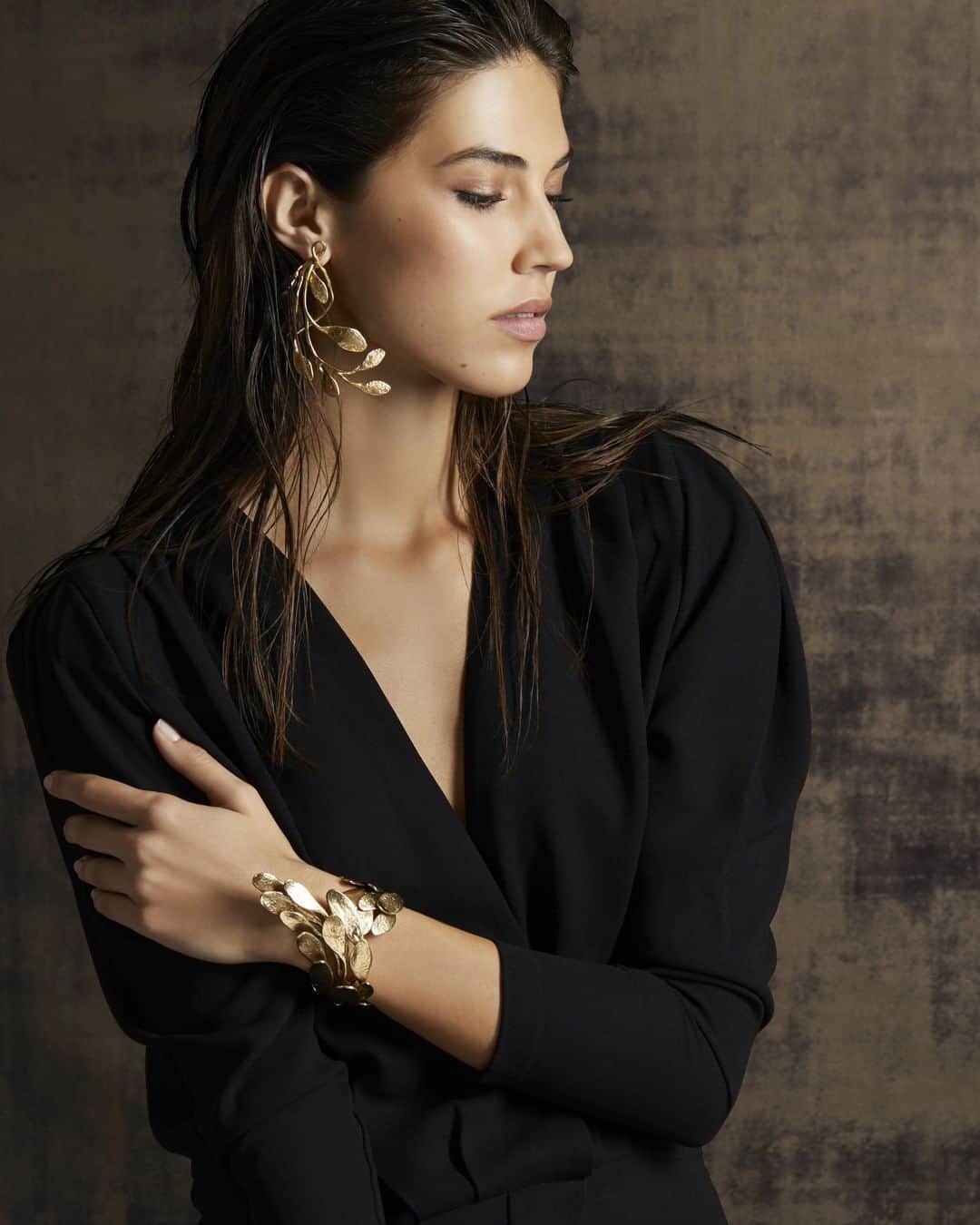 グーセンス パリのインスタグラム：「"Feuillage" earrings and bracelet. . . ##📸 by @mathieu.bonnin with the beautiful @lea_peillard . . #Goossens #feuillage #yellow #gold #brass #garnet  #earrings #bracelet #summer」